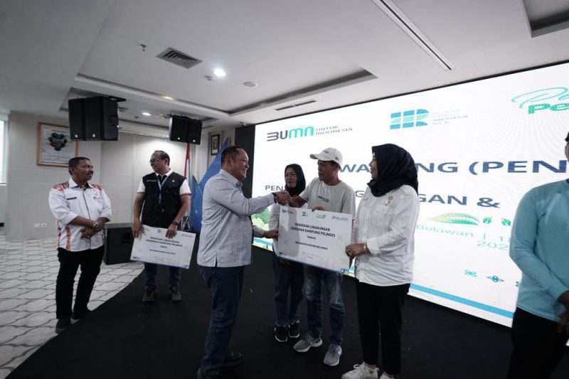 KAMPUNG PELINDO: PT Pelabuhan Indonesia (Persero) melalui Pelindo Regional 1 dan Sub Holding PT Pelindo Multi Terminal (SPMT) berkolaborasi menggelar Lomba “Penataaan Lingkungan Kampung Pelindo dan Pentas Seni Daur Ulang” di Belawan.