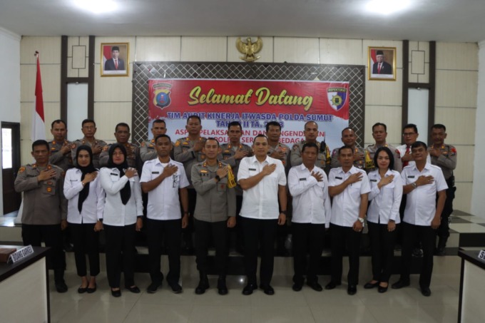 AUDIT: Kapolres Sergai AKBP Oxy Yudha Pratesta, SIK bersama Tim Audit Itwasda Polda Sumut.