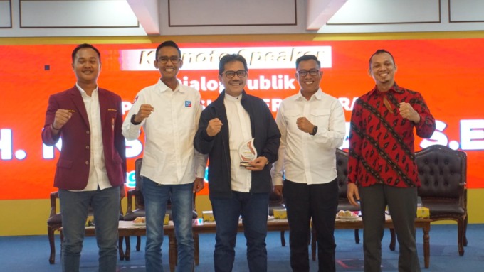 BERSAMA: Para narasumber berfoto bersama usai diskbusi publik yang diselenggarakan oleh IMM dengan tema ‘Diskusi Publik Berantas Mafia Migas’. (ist/SUMUT POS)