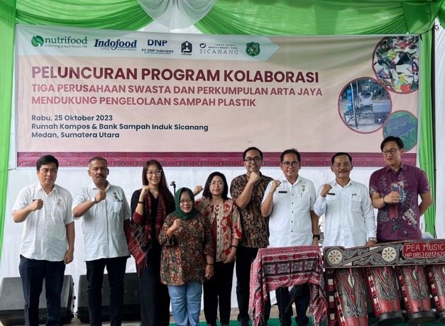 LUNCURKAN: Tiga perusahaan swasta melakukan Peluncuran Program Kolaborasi dan Perkumpulan Arta Jaya Dalam Mendukung program Pengelolaan sampah plastik rumah kompos dan bank sampah Induk Sicanang. di kelurahan Sicanang, Kecamatan Medan Belawan, Rabu (25/10