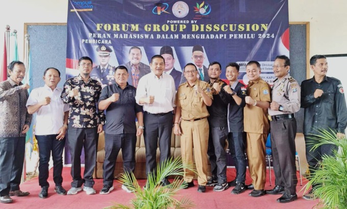 KAPUTAMA: Pembina Yayasan STMIK Kaputama Dr Parlindungan Purba MM (5 kiri) menghadiri FGD Peran Mahasiswa Menghadapi Pemilu 2024 di Binjai.ISTIMEWA.