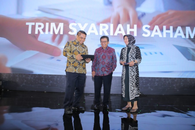 Direktur Sales & Distribution BSI Anton Sukarna (kiri), Komisaris Utama merangkap Komisaris Independen BSI Muliaman D Hadad (tengah), dan SVP Wealth Management BSI Asri Natanegeri (kanan) saat meluncurkan produk reksa dana syariah pada acara Priority Gath