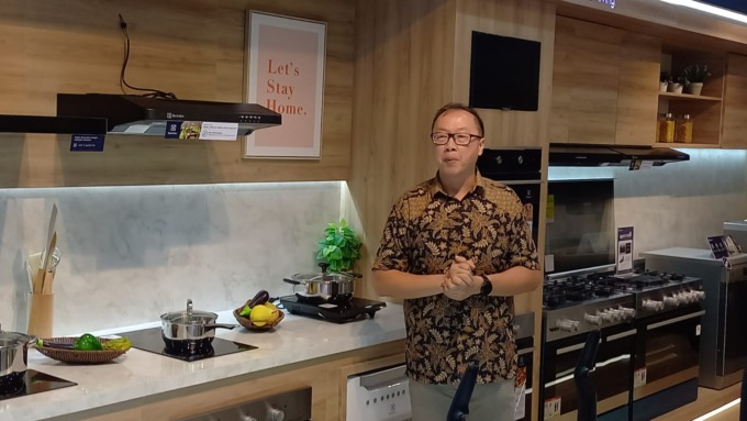 Presiden Direktur Electrolux Indonesia, Iffan Suryanto, hadiri peresmian showroom dan pusat layanan di Kota Medan.(BAGUS SYAHPUTRA/SUMUT POS)