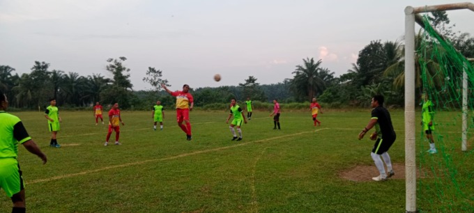 SUNDULAN: Bupati Darma Wijaya saat memberikan sundulan dalam pertandingan Forkopimda Sergai Lawan PS Kebun Sarang Giting.