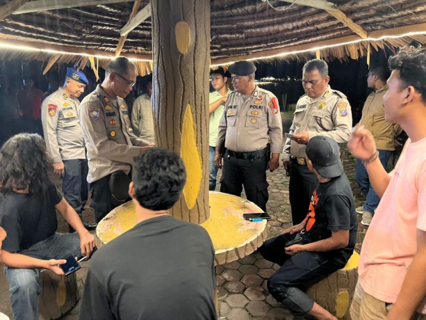 Petugas saat melaksanakan Operasi Razia Tempat Hiburan Malam, di Tanjungbalai, Sabtu (28/10) malam. Istimewa/Sumut Pos
