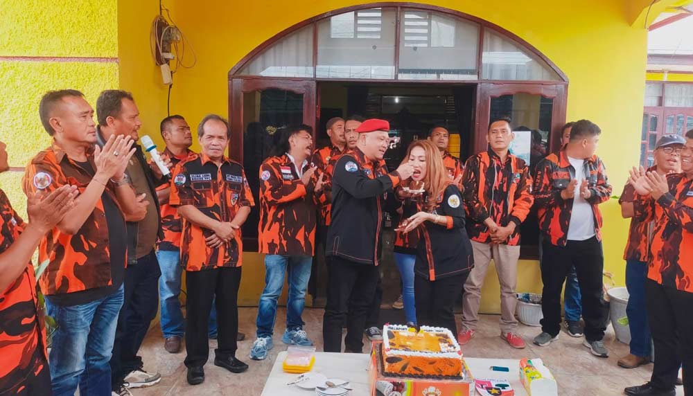 RAYAKAN HUT: Ketua MPC PP yang juga Ketua DPRD Kabupaten Dairi, Sabam Saibarani memberikan kue ulangtahun kepada istri, Lestina boru Sinaga dan jajaran pengurus saat rayakan HUT PP ke-64 di Sidikalang, Sabtu (28/10/2023).RUDY SITANGGANG/Sumutpos.Jawapos.c