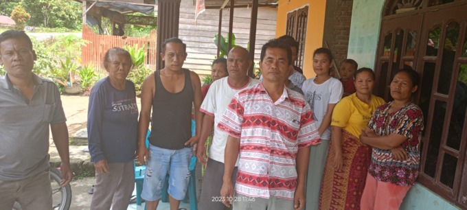 SAMPAIKAN: Cakades Bakal Gajah, Kecamatan Silima Pungga-Pungga, Kabupaten Dairi nomor urut 2 ,Charles Napitupulu (tengah) bersama warga pendukungnya menyampaikan rencana aksi unjukrasa ke Kantor Bupati Dairi kepada wartawan, Sabtu (28/10/23).RUDY SITANGGA