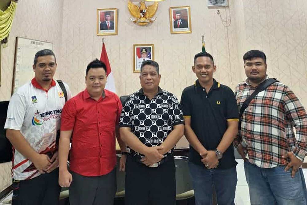 TERIMA: Pj Wali Kota Tebingtinggi Syarmadani ketika menerima Panitia pelaksanaan Wushu tingkat Sumut, Antoni Cahyadi, Aulia Fitra, Iswan Suhendi dari KONI Kota Tebingtinggi.