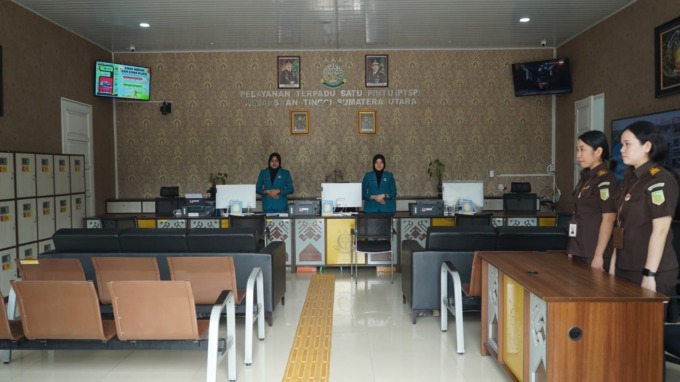 KONSULTASI: PTSP Kantor Kejati Sumut tempat menerima konsultasi hukum gratis bagi masyarakat. (Ist)
