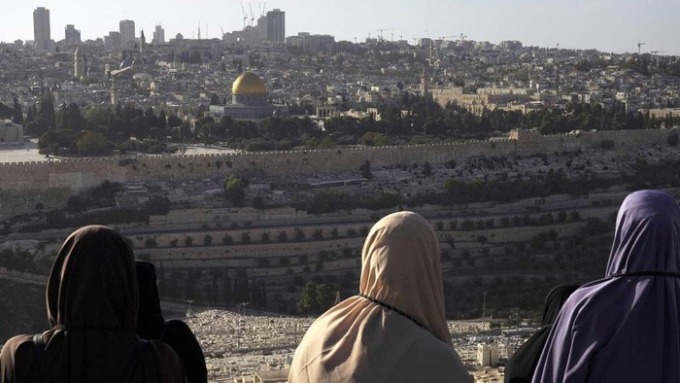 AL-AQSA: Turis Muslim memandangi Bukit Bait Suci atau kompleks Masjid Al-Aqsa, di Kota Tua Yerusalem. istimewa/sumutpos.