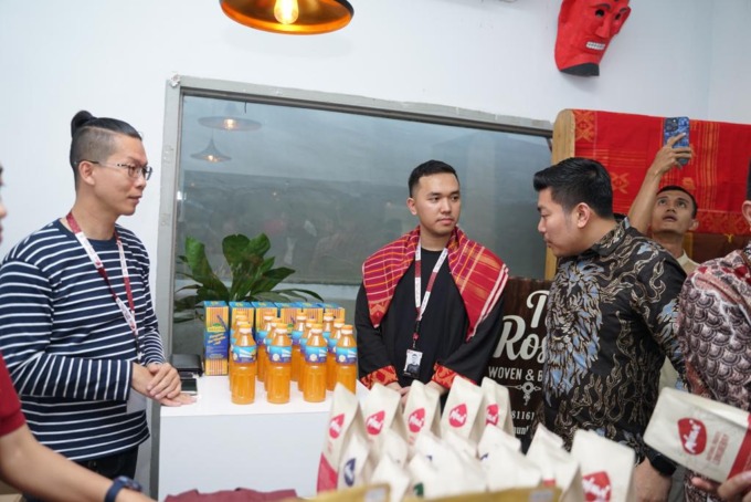istimewa DAMPINGI: Riezky Laksmana Hasibuan saat mendampingi Ketua HIPMI Kota Medan Ryalsah Putra saat meninjau kegiatan Sukku Art Festival di Medan, Minggu (12/11).