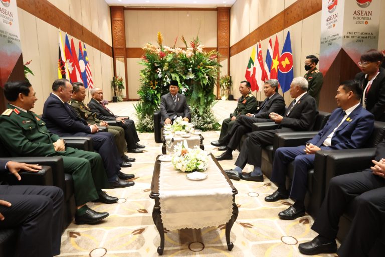PARA MENHAN: Menteri Pertahanan Prabowo Subianto bersama para Menhan negara ASEAN dalam ASEAN Defense Ministers Meeting (ADMM) 2023 di Jakarta, Rabu (15/11).