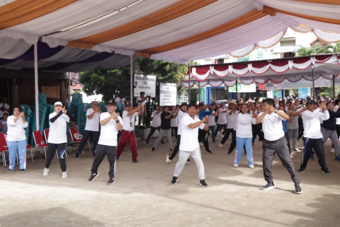 IST/SUMUT POS SENAM: Bupati Toba,Poltak Sitorus, Wakil Bupati Toba Tonny M.Simanjuntak, bersama istri dan Sekda Augus Sitorus, ASN dan masyarakat senam pagi bersama.
