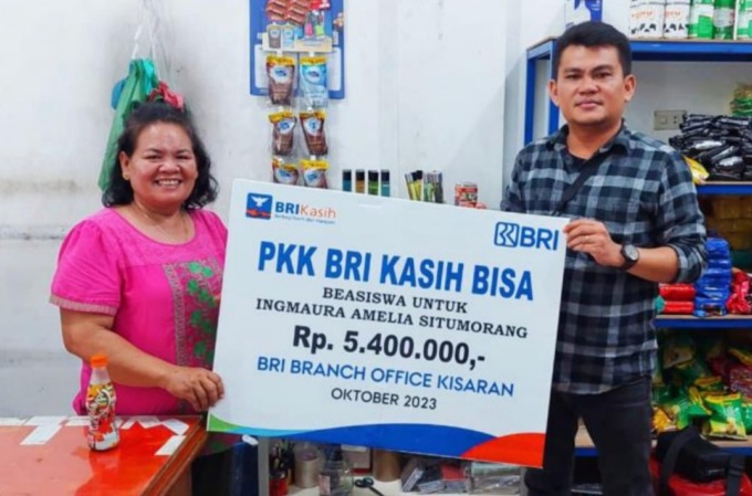 IST/SUMUT POS SERAHKAN: Bank BRI Branch Office Kisaran melalui Persekutuan Karyawan/Karyawati Kristiani (PKK) BRI Kasih Bisa menyerahkan bantuan beasiswa.