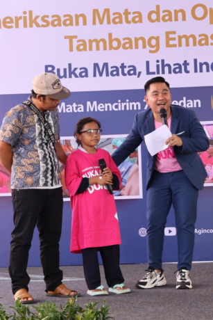 Hapsah Siregar (tengah) didampingi ayahnya Soleh Siregar (35), memberi kesaksian tentang kesembuhan matanya setelah dioperasi dalam operasi katarak gratis yang digelar Tambang Emas Martabe di RS Sipirok, Tapsel, belum lama ini. (Dok Martabe)