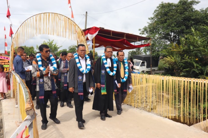IST IKUTI: Bupati Toba, Poltak Sitorus mengikuti kebaktian pesta pembangunan kantor dan rumdis GKPI Resor Patane.