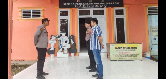 PENGAMANAN: Personel Polres Labuhanbatu lakukan pengamanan (Pam) objek-objek strategis terkait dengan Pemilu. Salahsatunya di kantor Badan Pengawas Pemilu (Bawaslu) Labuhanbatu. fajar/sumut pos.