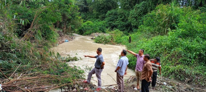 KUNJUNGI: Ketua KNPI Kabupaten Dairi Alfriansyah Ujung saat mengunjungi lokasi Tanggul Sungai Lae Nuaha yang jebol.Rudy Sitanggang/Sumut Pos.