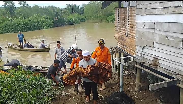 IKHSAN/SUMUT POS EVAKUASI: Personel Basarnas dan warga mengevakuasi jasad korban setelah ditemukan oleh nelayan mengambang di perairan teluk ujung, Dusun II, Desa Sei Baharu, Kecamatan Hamparan Perak, Selasa(28/11).