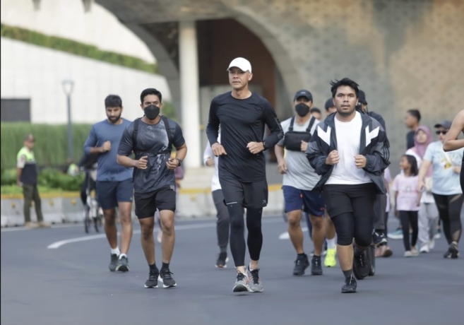 Tim Media Ganjar Pranowo CAR FREE DAY: Ganjar Pranowo lari pagi bersama influencer Thoriq Halilintar di Jalan Jenderal Sudirman, Jakarta Pusat, Minggu (19/11).