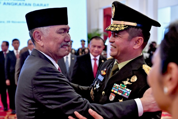 AGUS SUPARTO/SETPRES MENANGIS: Luhut Binsar Panjaitan (kiri) menangis terharu merangkul Jenderal TNI Maruli Simanjuntak (kanan) usai dilantik menjadi Kepala Staf TNI Angkatan Darat (KSAD) di Istana Negara, Jakarta, Rabu (29/11). Presiden Joko Widodo melan
