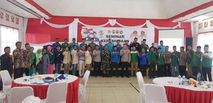 DIABADIKAN: Jajaran DPD KNPI Pakpak Bharat dan para peserta seminar diabadikan bersama Kapolres Pakpak Bharat AKBP Bambang C. Utomo SH dan Pabung Kodim Mayor CBA M Manurung. Tamba Tinendung/Sumut Pos.