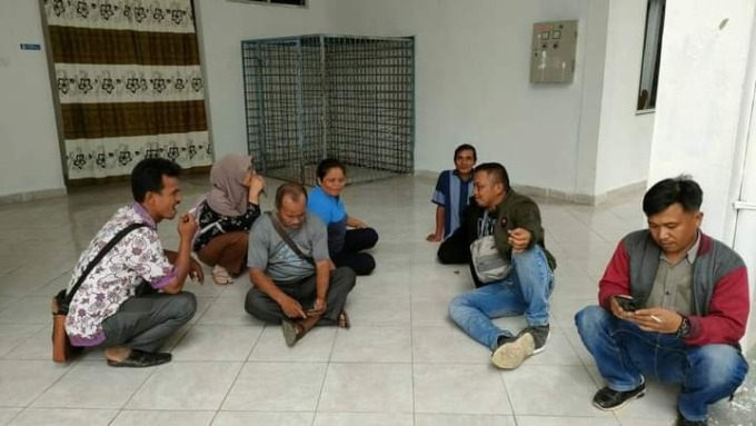 MENGADU: Para perangkat Nagori Sigodang Barat saat hendak mengadu ke Kantor Dinas PMN Kabupaten Simalungun.Istimewa.