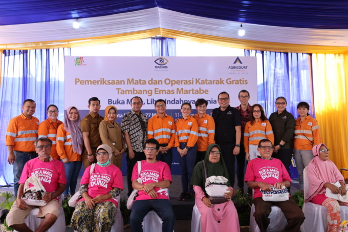 Wakil Presiden Direktur PT Agincourt Resources (PTAR), Ruli Tanio, (atas, tengah berbaju oranye) bersama Direktur External Relations PTAR, Sanny Tjan, (atas, kedua dari kanan) berfoto bersama manajemen PTAR dan sejumlah pasien operasi katarak, Senin (13/1