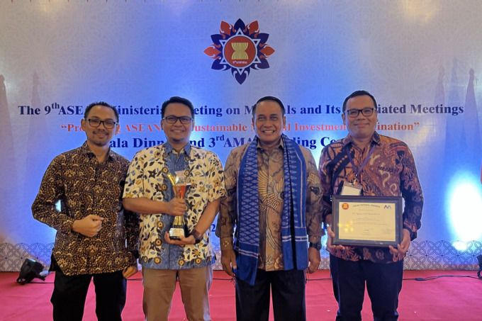 Perwakilan manajemen PTAR Wira Dharma Putra (kedua dari kiri) menerima piala juara pertama untuk kategori Mineral Processing dalam ASEAN Mineral Awards (AMA) 2023 di Phnom Penh, Kamboja, Kamis (23/11). (Dok PTAR)
