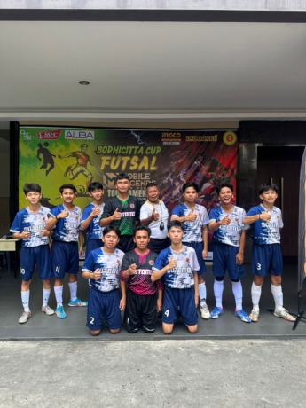 BERSAMA: Pelatih Sutomo 2 Drs Irianto bersama pemainnya saat tampil di Turnamen Futsal Bodhicitta Cup 2. (IST)