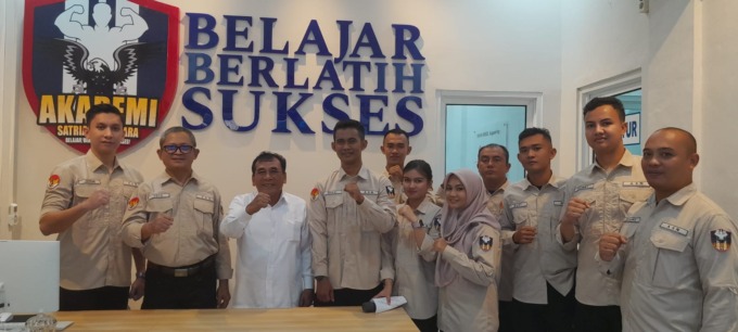 Direktur Utama Kursus dan Pelatihan ASN (Akademi Satria Nusantara), Jeremi Mendrofa bersama Pembina Bimbel ASN, Kolonel Arh Toto Raharjo dan lainnya, dalam pembukaan secara resmi Kursus dan Pelatihan Seleksi TNI-Polri ASN, di Komplek Ruko Simpang Limun No