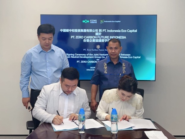 Penandatanganan kontrak kerja sama PT Zero Carbon Future Indonesia yang diwakili oleh Feihu Song dan Fiona Chaw dan disaksikan oleh Sha Tao (Executive Director Chairman of The Board CCNG), H. Surianto (Komisaris Utama PT. Indonesia Eco Capital).