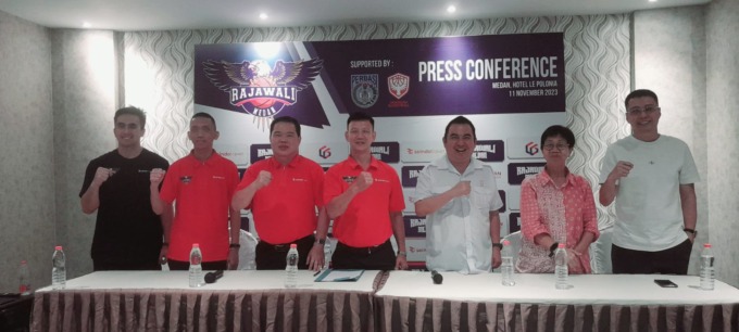 BERSAMA: Para pengurus tim basket Rajawali Medan bersama perwakilan Pengprov Perbasi Sumut, Sabtu (11/11). Dewi Syahruni Lubis/Sumut Pos.