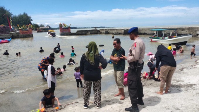 MOBITORING: Personel Polairud Polres Sergai saat melakukan monitoring, di Kecamatan Pantaicermin, Minggu (12/11). Istimewa/Sumut Pos