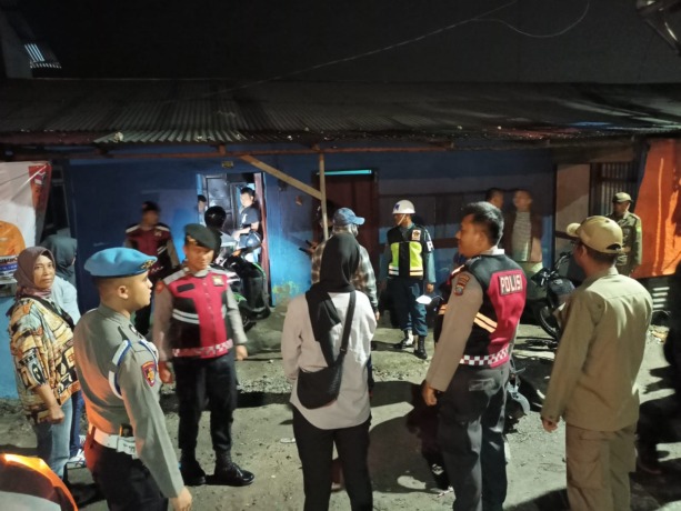 RAZIA: Polres Pelabuhan Belawan menggelar razia tempat hiburan di beberapa tempat di Belawan demi menjaga ketentraman dan ketertiban, Sabtu, (11/11/2023). Kegiatan ini dipimpin langsung Kabag OPS. Polres Pelabuhan Belawan, Kompol Iwan Kurniawan.