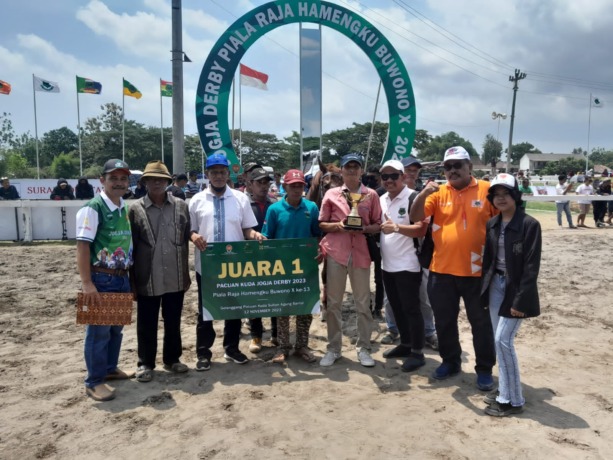 JUARA: Pengurus dan official Sumatera Utara foto bersama usai menjadi juara di Piala Raja Hamengku Buwono X ke-13 tahun 2023. (ist)