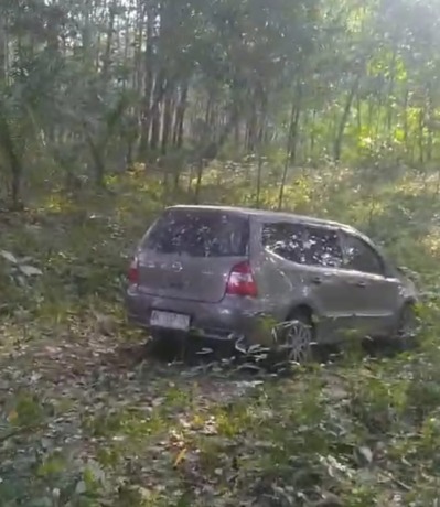 Satu unit mobil yang ditemukan personel Unit Gakkum Polres Sergai, di Dusun I Senanyan Desa Simpang Empat, Kecamatan Seirampah, Kamis (16/11). Istimewa