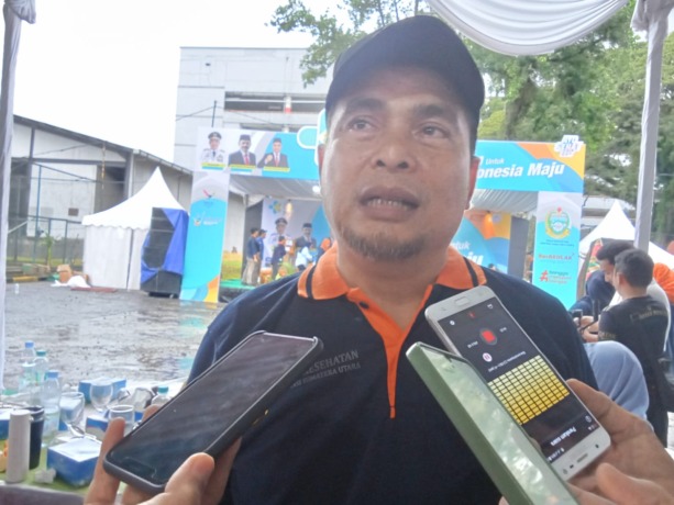 WAWANCARA: Kepala Dinas Kesehatan Sumut dr Alwi Mujahid Hasibuan, MKes, saat diwawancarai wartawan di sela-sela acara.