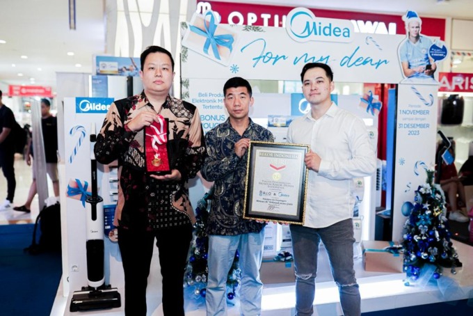 Dealer resmi Midea yang ada di Cirebon, Jawa Barat, yaitu AIO Store, melakukan program CSR. Caranya, Midea melakukan kampanye cuci AC selama dua bulan, pada bulan September sampai November, secara gratis kepada konsumen.