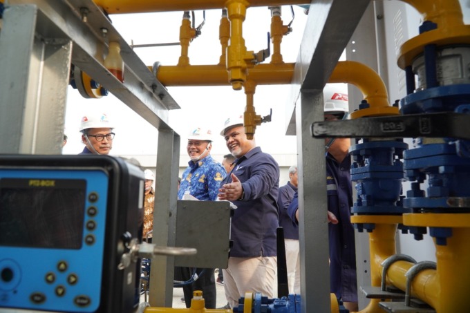 BERSAMA: Manajemen PGN berfoto bersama Direktur Jenderal Minyak Dan Gas Bumi (Dirjen Migas) Tutuka Ariadji menyaksikan pengaliran gas bumi (gas-in) pipa transmisi gas bumi ruas Cirebon-Semarang tahap I (Cisem-1) ke kawasan industri di Kendal.