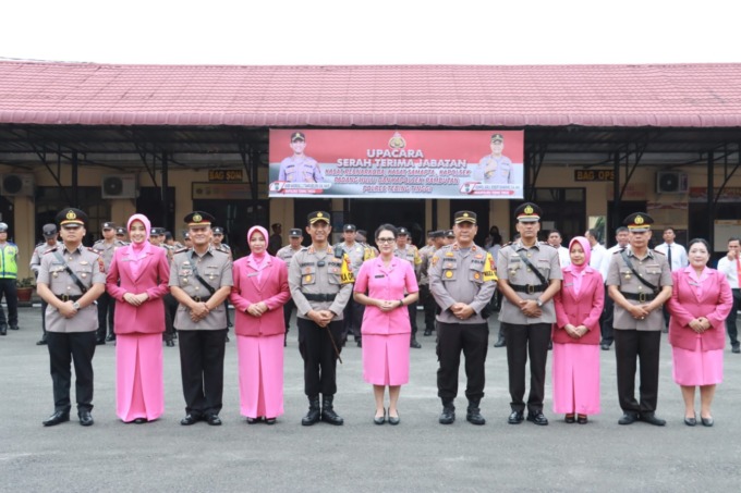 SERTIJAB: Kapolres Tebingtinggi AKBP Andreas Luhut Jaya Tampubolon memimpin serah terima jabatan empat pejabat di jajaran hukum Polres Tebingtinggi.