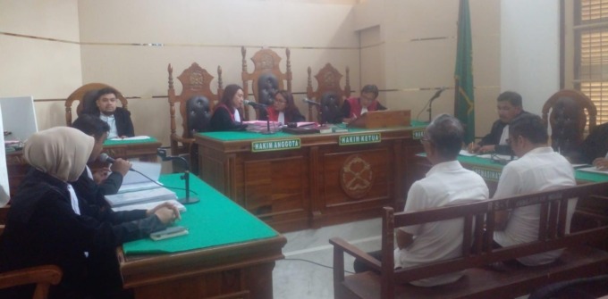 Dua terdakwa kasus korupsi saat menjalani sidang di PN Medan beberapa waktu lalu. (Ist)