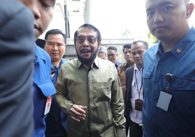FEDRIK TARIGAN/ JAWA POS DIPERIKSA: Ketua MK Anwar Usman berjalan ke Gedung MKMK untuk menjalani pemeriksaan, Jumat (3/11).