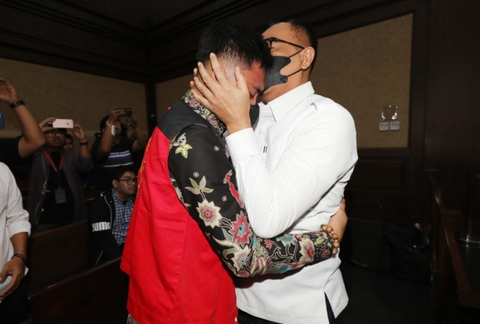 Mario Dandy Satriyo menjadi saksi dalam sidang kasus dugaan korupsi dengan terdakwa mantan Pejabat Ditjen Pajak Kementerian Keuangan Rafael Alun Trisambodo Di Pengadilan Tipikor, Jakarta, Senin (6/11/2023). Saat bertemu keduanya berpelukan, Mario Dandy me
