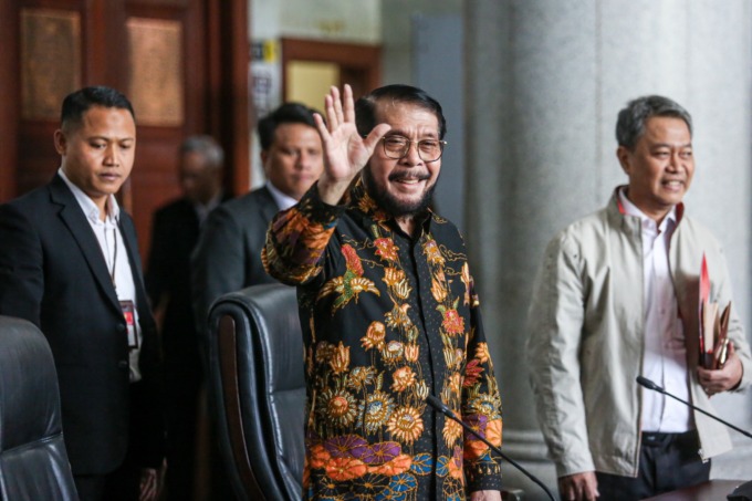 MENYAPA: Mantan Ketua MK Anwar Usman menyapa wartawan sebelum memberikan keterangan di gedung Mahkamah Konstitusi, Jakarta, Rabu (8/11/).MIFTAHUL HAYAT/JAWA POS.