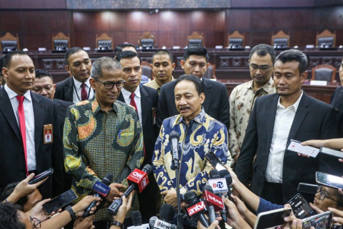 KETUA BARU:  Ketua Mahkamah Konstitusi (MK) Suhartoyo bersama Hakim Konstitusi Sadil Isra memberikan keterangan di Gedung MK, Jakarta, Kamis (9/11). Suhartoyo terpilih sebagai Ketua MK  menggantikan Hakim Konstitusi Anwar Usman yang diberhentikan karena d