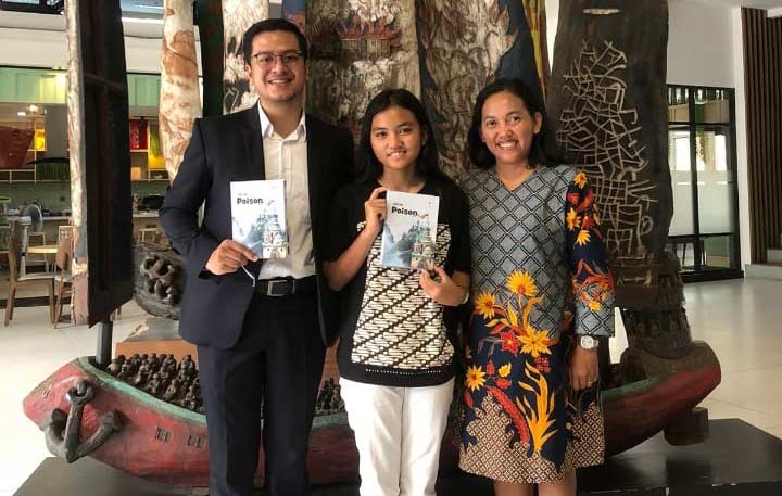 TUNJUKAN: Nisa Alicia Simbolon di dampingi ibunya menunjukan salah satu buku tulisannya.