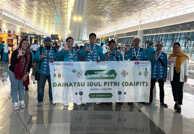 Keterangan Foto (Kiri ke Kanan) : Perwakilan Marketing Communication PT Astra International, Tbk Daihatsu Sales Operation, Bapak Cahya Guruh (Solo), Bapak Ady Supryatno & Bapak M Abdan Djarmin (Kendari), Rudiansyah (Samarinda), Bapak Basuki Sastro (Bekasi