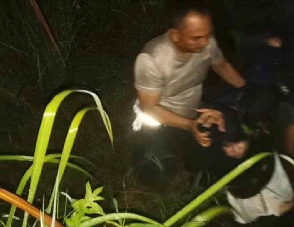 GOTONG: Anggota Satlantas Polres Humbahas bersama warga sedang menggotong istri Sasmitro yang ditemukan di sawah.