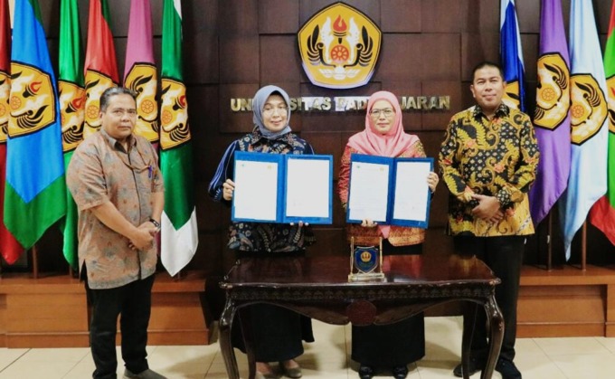 KERJA SAMA: Prof Dr Nurhayati MAg (2 kanan) dan Prof Dr Rina Indiastuti MSIE saat MoU UIN Sumatera Utara dengan Unpad.ISTIMEWA.